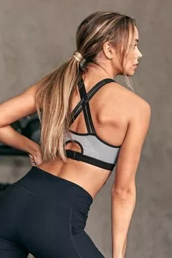 Cupshe The Perfect One Front Zipper Criss Cross Sports Bra 10 Cupshe The Perfect One Front Zipper Criss Cross Sports Bra -Deals Cupshe Store 2 89a3412a 0579 408e 9e5c 04012d2db056