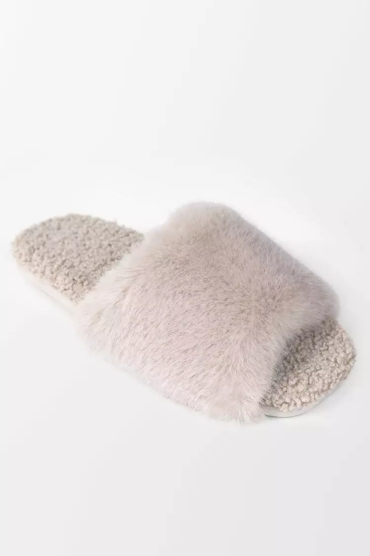 Cupshe Ravenna Plush Faux Rabbit Fur Slippers 2 Cupshe Ravenna Plush Faux Rabbit Fur Slippers - Image 2