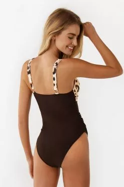 Cupshe Wild Leopard Twist One Piece Swimsuit -Deals Cupshe Store 2 f514da4d 5bb2 44f0 ade8 c834e58da755
