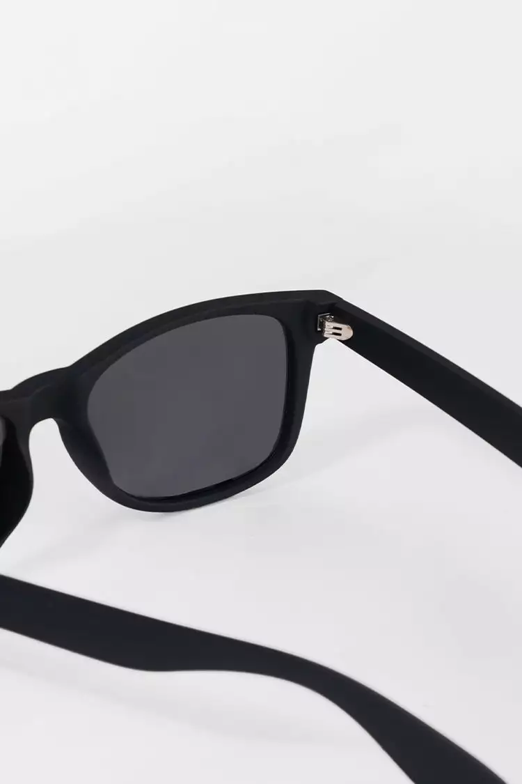 Cupshe Black Magic Minimalist Sunglasses 3 Cupshe Black Magic Minimalist Sunglasses - Image 3