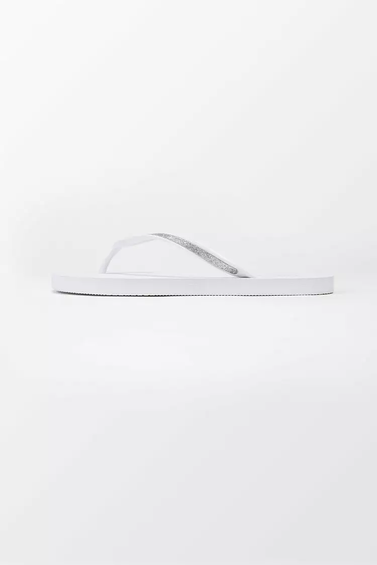 Cupshe Blanco Minimalist Flip Flops 3 Cupshe Blanco Minimalist Flip Flops - Image 3