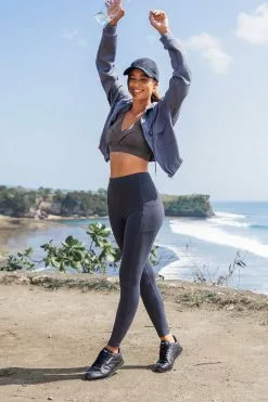 Cupshe Nightrun Twist Tank Sports Bra 8 Cupshe Nightrun Twist Tank Sports Bra -Deals Cupshe Store 3 4cdf52b7 cf62 456c 9ba9 18c365730972