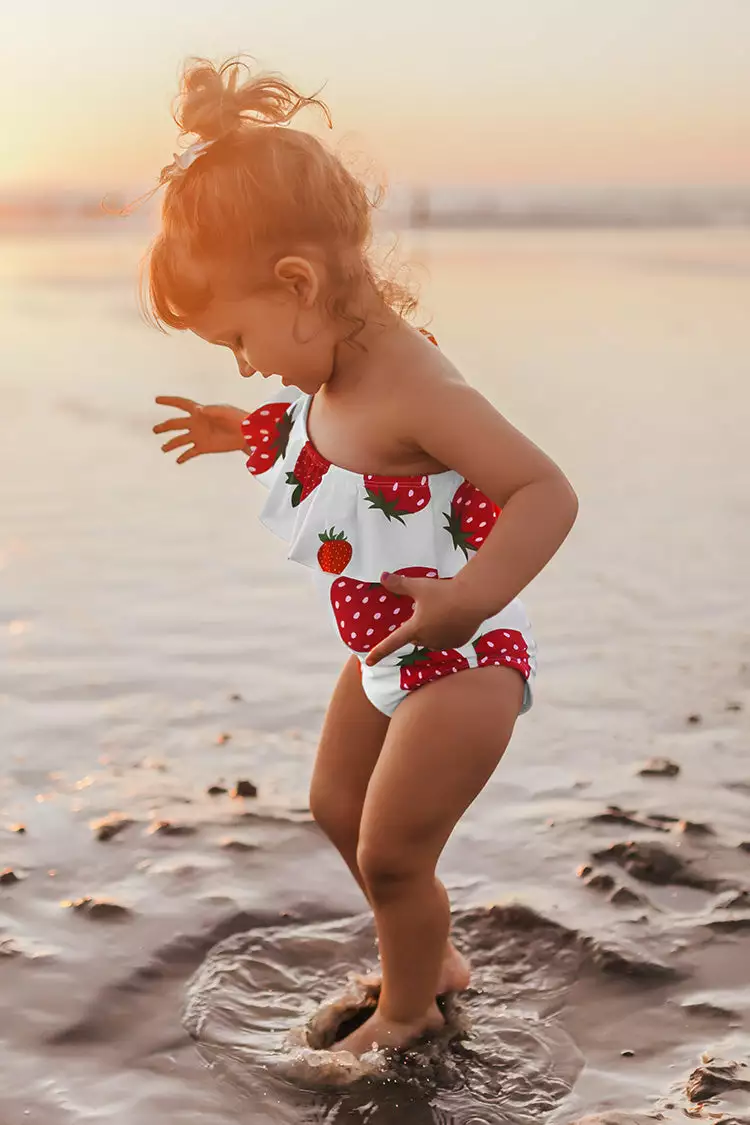 Cupshe Daisy Strawberry Print One Piece Swimsuit For Toddler Girls And Girls 3 Cupshe Daisy Strawberry Print One Piece Swimsuit For Toddler Girls And Girls - Image 3