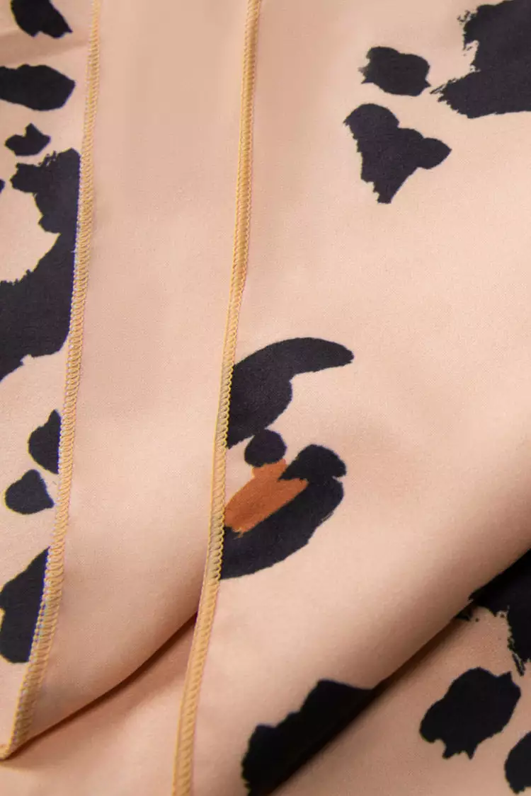 Cupshe Wildside Leopard Beach Blanket 4 Cupshe Wildside Leopard Beach Blanket - Image 4