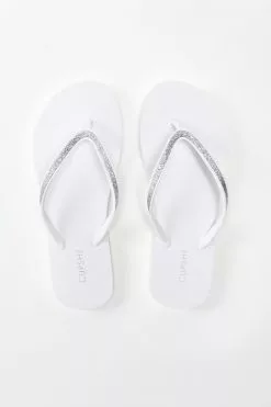 Cupshe Blanco Minimalist Flip Flops 7 Cupshe Blanco Minimalist Flip Flops -Deals Cupshe Store 4 6f29441d f990 4a7f a44f 547ced591233