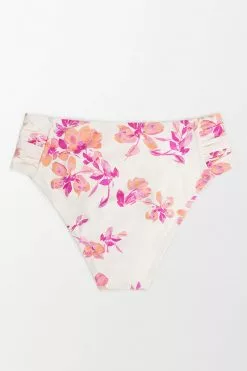 Cupshe Larissa Floral Ruched Plus Size Bikini Bottom 7 Cupshe Larissa Floral Ruched Plus Size Bikini Bottom -Deals Cupshe Store 4 954038b4 ebf8 4674 9296 c9c5733d6f7c