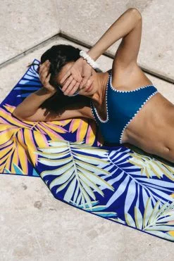 Cupshe Serene Leafy Beach Blanket